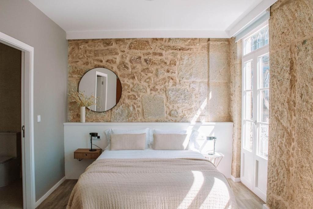 Interior da Suíte do Faro, com cama de casal